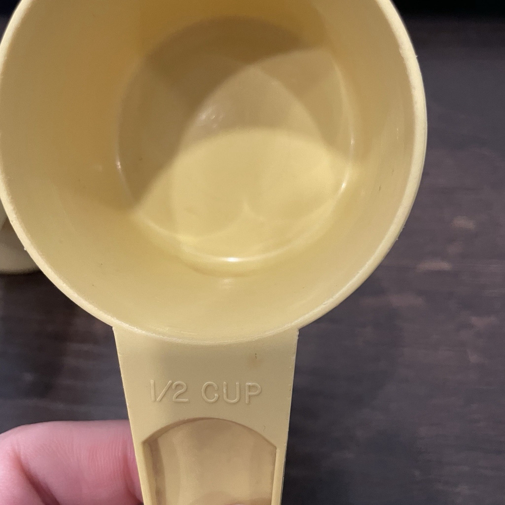 Vintage Tupperware Set of 5 Yellow Measuring Cups - Picture 7 of 8
